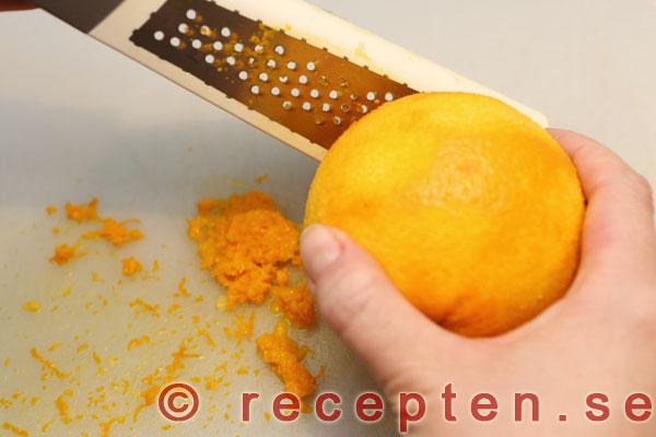 instruktion steg 3.1 apelsinmandelrutor med chokladtäcke