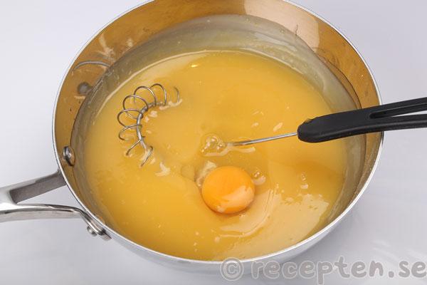 citronmarängpaj steg 14: vispa ner äggulorna och ägget ett i taget