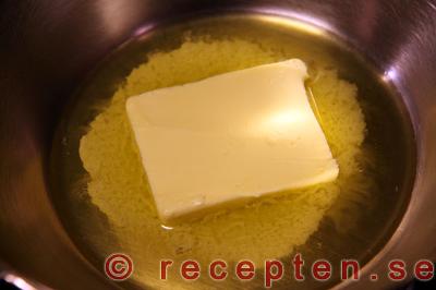 äppeltosca steg 1: smält smör