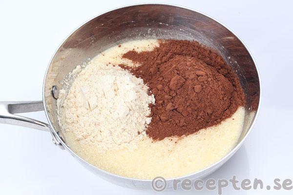 glutenfri kladdkaka steg 3: kakao och kokosmjöl tillsatt