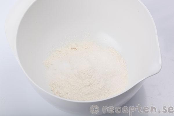 Pekanpaj steg 1: mjöl, salt och strösocker