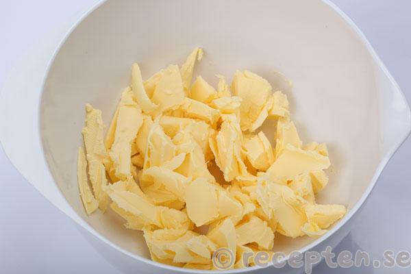 biskvier i långpanna steg 6: smöret till fyllningen skuret i bitar