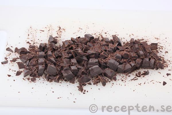 kolakladdkaka steg 3: grovhackad choklad