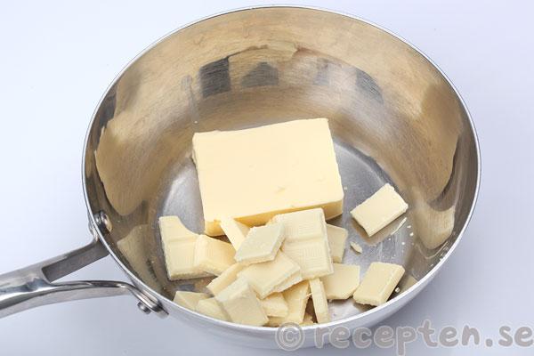 vit kladdkaka steg 1: smör och vit choklad