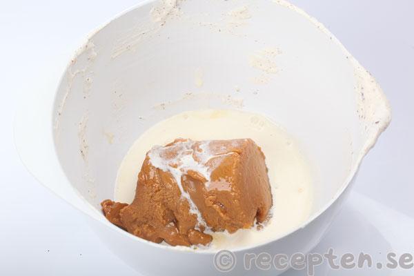 chokladcheesecake med kolasås steg 11: karamelliserad mjölk och grädde