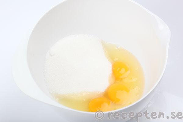 frasig kladdkaka steg 3: ägg och strösocker