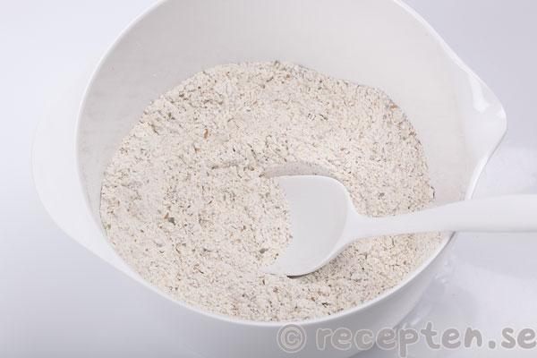 rågscones steg 1: mjöl, bakpulver och salt blandat