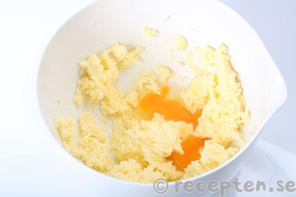 saffranscookies steg 5: ägg tillsatt