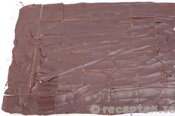 schwarzwaldtårta steg 11: stelnad choklad skuren i rutor