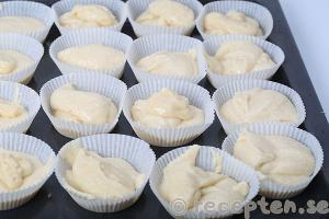 vaniljmuffins steg 6: muffinssmet i bakformar