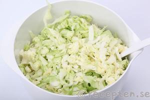 coleslaw steg 2: strimlad vitkål i bunken