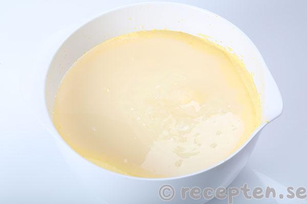 saffransglasstårta steg 4: kondenserad mjölk tillsatt